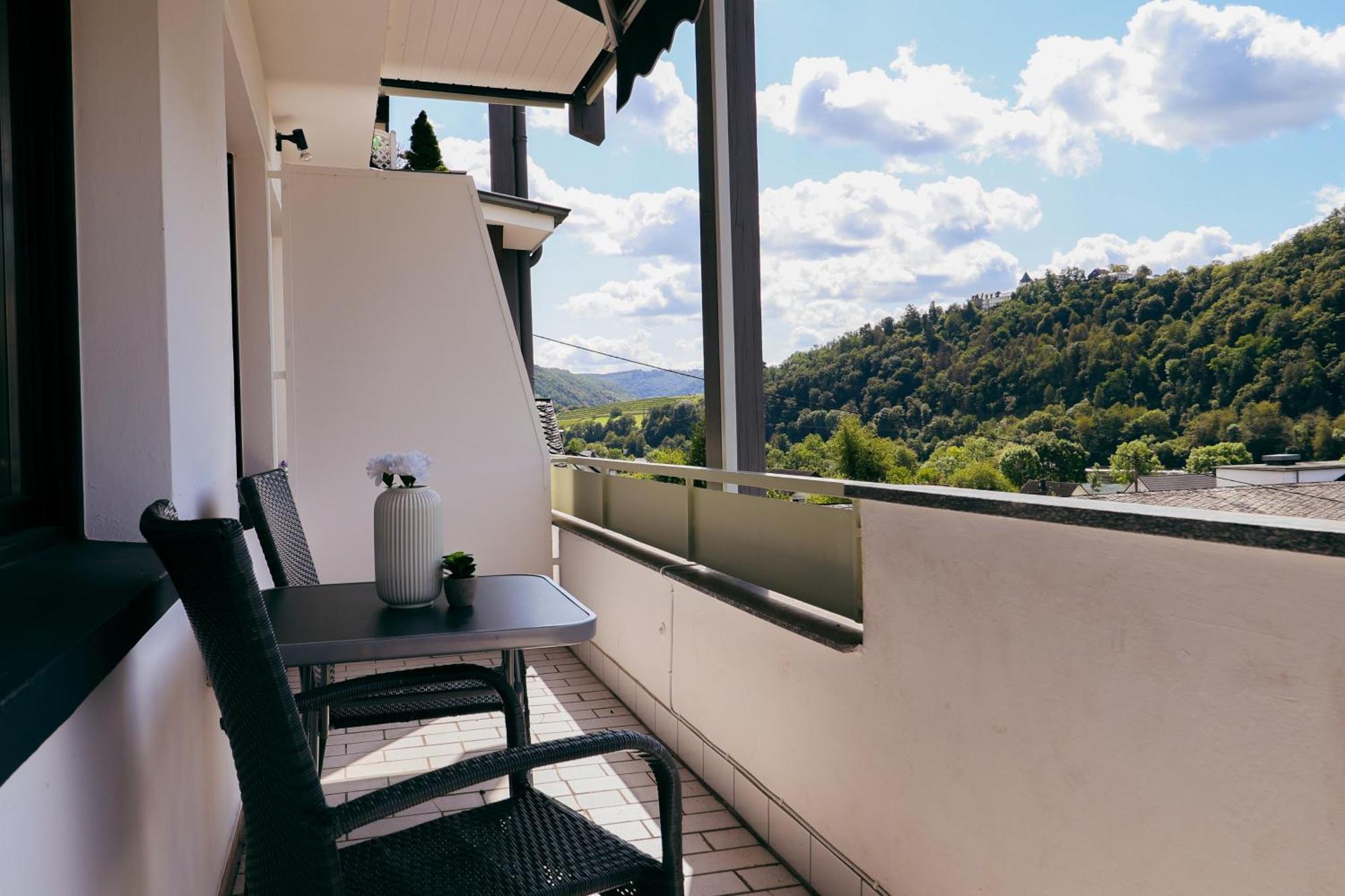 Moderne FeWo SKY Netflix Terrasse Burgblick Boxspringbett Waschtrockner Bullay Exterior foto