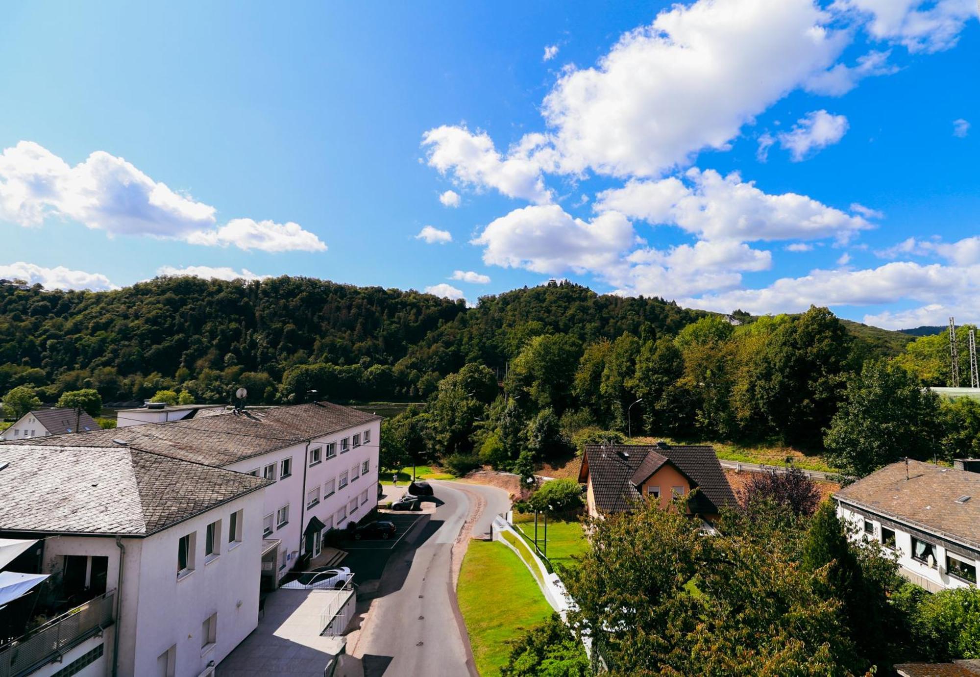 Moderne FeWo SKY Netflix Terrasse Burgblick Boxspringbett Waschtrockner Bullay Exterior foto